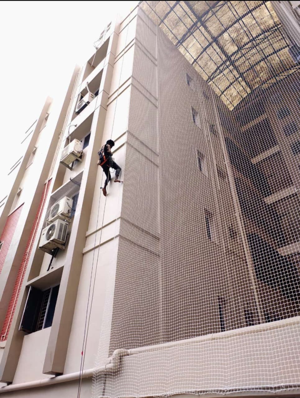 Balcony safety net on corner flat